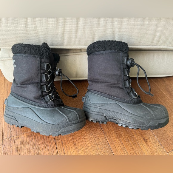 Gently used kids Sorel boots in size 12. Still in good condition! - Picture 6 of 7